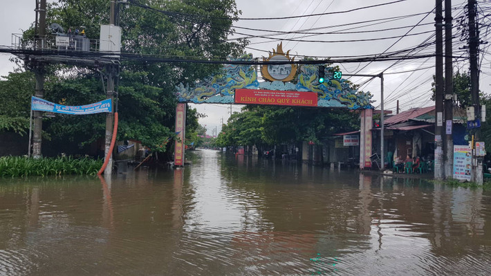 Đường vào chợ Thanh Bình nước ngập, người dân không đi mua sắm như thường lệ.