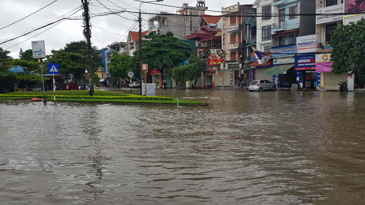 Điểm giao cắt giữa đường Nguyễn Thị Duệ với đường Nguyễn Lương Bằng bị ngập sâu.