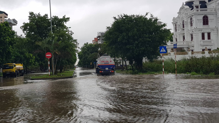 Những con phố giao với Nguyễn Lương Bằng cũng trong tình trạng ngập lụt.