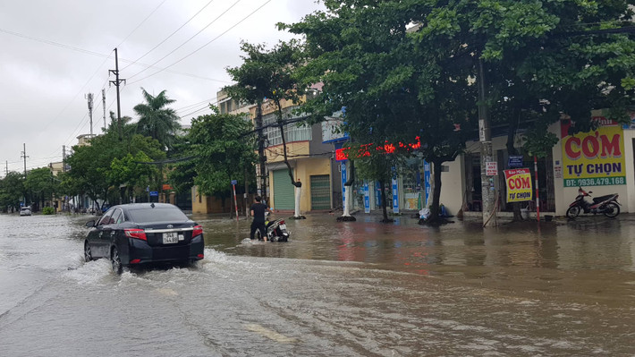 Xe máy bị hư hỏng do đi vào khu vực nước ngập.
