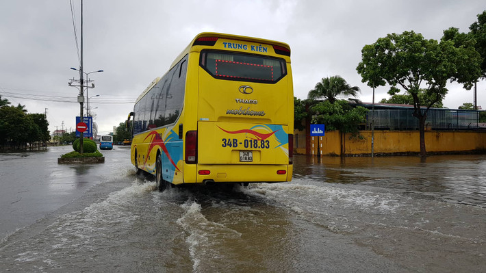 Đầu đường Nguyễn Lương Bằng ngập khoảng 20 cm nhưng càng vào sâu nước càng ngập lớn.