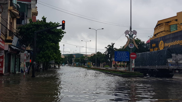 Nước ngập sâu trên phố Ngô Quyền.