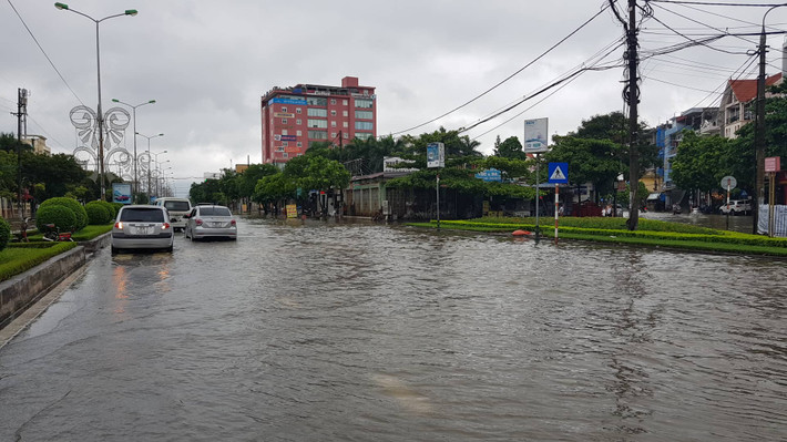 Nhiều xe ô tô di chuyển chậm do nước ngập.