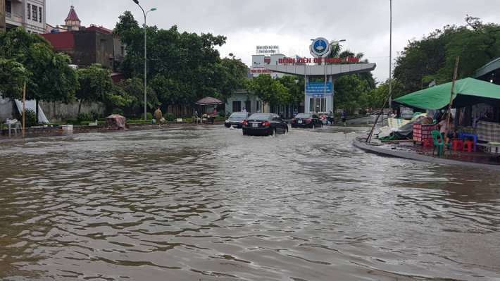 Đường vào bệnh viện Đa khoa tỉnh Hải Dương ngập sâu trong nước khiến việc đi lại của người nhà các bệnh nhân gặp nhiều khó khăn.