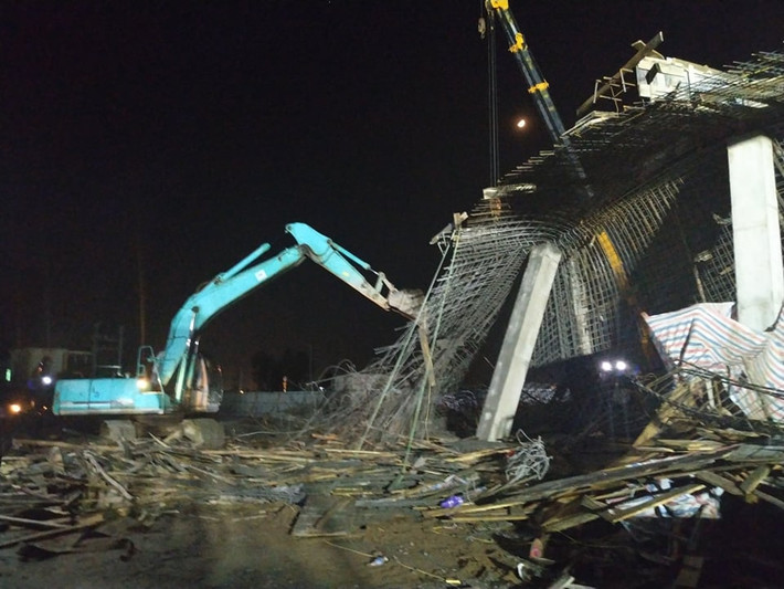 Phần mái công trình cây xăng bị đổ sập.