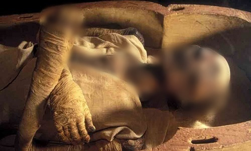 Trong cuộc khai quật tại Thung lũng các vị vua năm 1881, các nhà khảo cổ Ai Cập phát hiện một lăng mộ. Tại đây, họ tìm thấy một xác ướp Ai Cập tóc đỏ hiếm gặp.