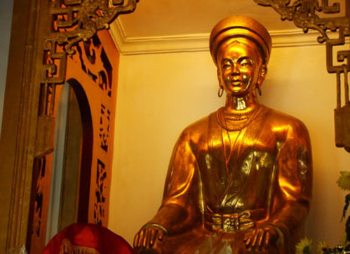 Một năm sau, Quốc vương Chế Mân chết, vua Anh Tông sai tướng Trần Khắc Chung cướp Huyền Trân công chúa về. Nguyên do là bởi theo tục lệ Chiêm Thành, Vua mất thì Hoàng hậu phải lên giàn hỏa thiêu để chết theo.