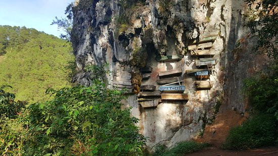 Sau khi họ qua đời, con cháu sẽ đặt thi hài vào một chiếc ghế gỗ sau đó quấn lá cây xung quanh rồi phủ một chiếc khăn phía trên.
