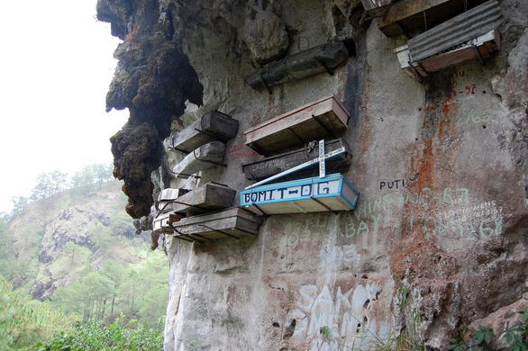 Theo các chuyên gia, tộc người Igorot tại vùng núi Sagada thực hiện tập tục an táng những người quá cố trong quan tài gỗ rồi đóng đinh hoặc treo lên vách núi cao từ hơn 2.000 năm trước.