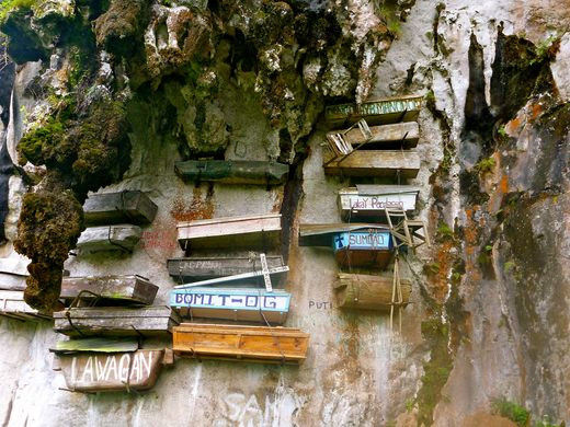 Vùng núi Sagada ở phía bắc Philippines là nơi có những cỗ quan tài treo trên vách núi đá cao khiến giới chuyên gia và công chúng hết sức quan tâm.