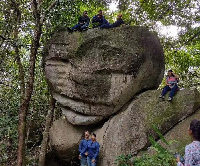 Theo lời kể của ông Miguel Barreto - chủ trang trại, ông phát hiện tảng đá có hình thù độc lạ như vậy sau đám cháy lớn vào năm 2002.