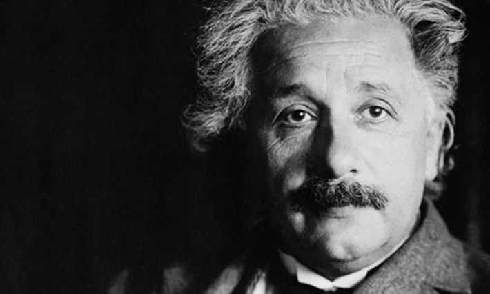 Mặc dù Einstein không trực tiếp tham gia Dự án Manhattan nhưng bức thư gửi Tổng thống Roosevelt của nhà khoa học thiên tài này được đánh giá là đóng một vai trò quan trọng trong quá trình phát triển vũ khí nguyên tử đầu tiên của Mỹ.