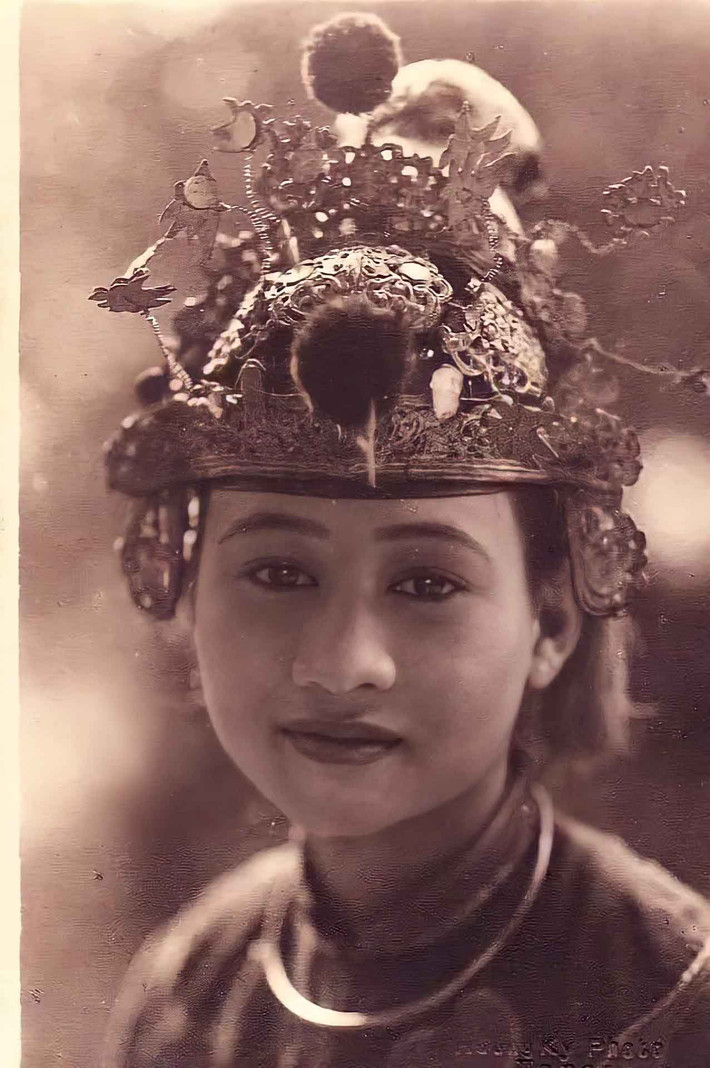 Một mỹ nhân sống vào thời nhà Nguyễn sở hữu gương mặt trái xoan, đôi mắt to tròn và các đường nét thanh tao, quyến rũ.