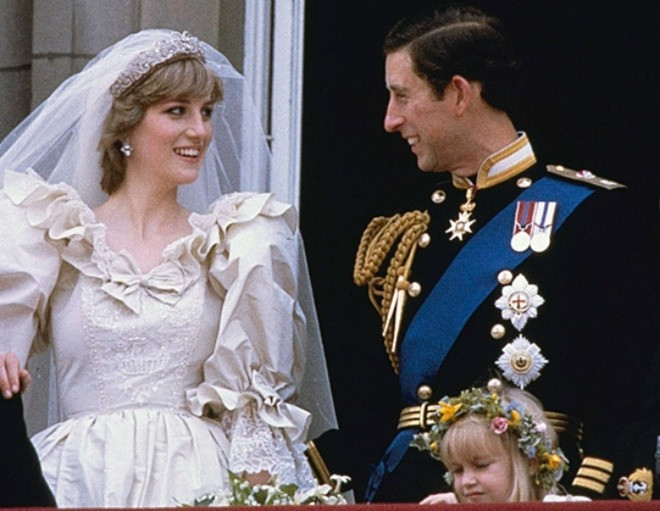 Sau lễ cưới, vợ chồng Thái tử Charles và Công nương Diana lần lượt đón chào 2 thành viên mới là hoàng tử William và Harry. Công chúng cứ ngỡ họ sẽ sống bên nhan hạnh phúc trọn đời.