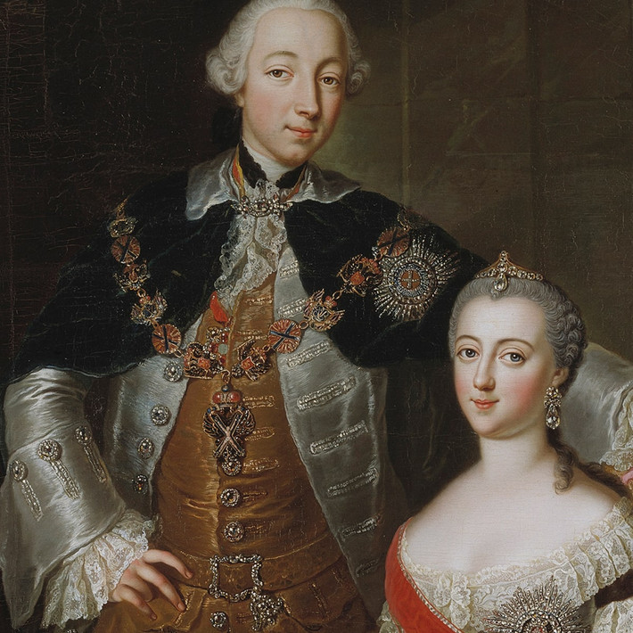 Một hôn lễ hoàng gia tốn nhiều giấy mực của báo chí là của Nga hoàng Peter III và Catherine Đại đế hay còn gọi Nữ hoàng Ekaterina II (tên thật là Sophie Friederike Auguste von Anhalt - Zerbst Dornburg). Catherine Đại đế vốn xuất thân trong một gia đình quý tộc nước Phổ. Bà được sắp xếp hôn sự với thái tử nước Nga là Pyotr III khi mới 14 tuổi.