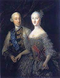 Đến năm 1761, Nữ hoàng Elizaveta qua đời và con trai Pyotr III kế vị. Điều này giúp Ekaterina II trở thành hoàng hậu. Tuy nhiên, hôn nhân của cặp đôi hoàng gia này không hạnh phúc.
