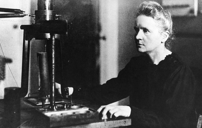 Sở dĩ Einstein viết trong thư như vậy là vì vào thời điểm đó có nhiều lời đồn đại về Curie như: bà là người Do Thái hay đang có quan hệ tình ái với một người đàn ông đã có vợ sau khi chồng qua đời được 5 năm.