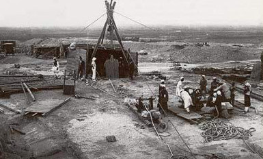 Vào đầu những năm 1900, nhà khảo cổ người Mỹ George Reisner cùng các đồng nghiệp tiến hành dự án khảo cổ ở Giza, Ai Cập. Theo đó, vào năm 1925, họ phát hiện ngôi mộ của một Nữ hoàng Ai Cập.