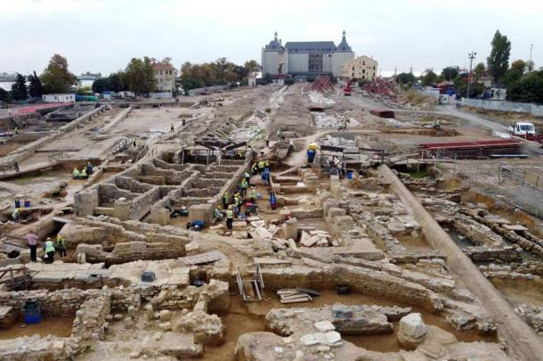 Do vậy, các chuyên gia tiến hành nghiên cứu sâu về ngôi mộ cổ hiếm gặp này. Qua điều tra, kiểm tra các sử liệu, ghi chép cũ, họ phát hiện địa điểm phát hiện ngôi mộ từng được gọi là Chalcedon.