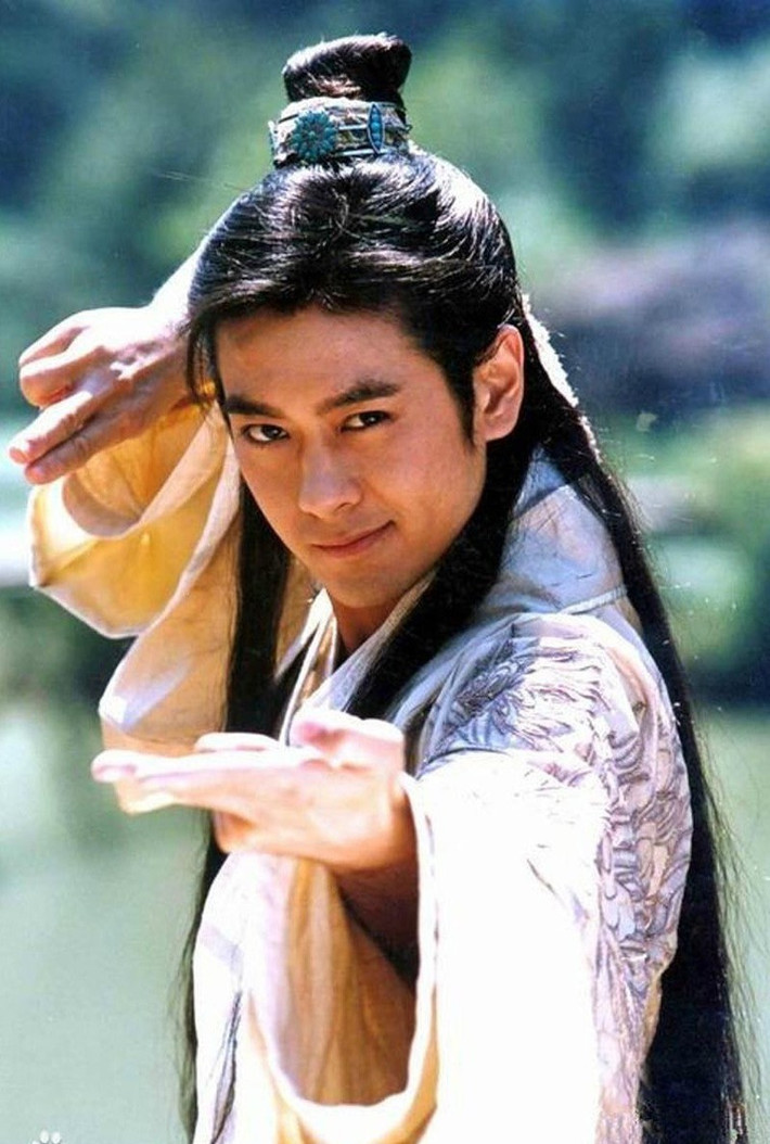 Trong bộ tiểu thuyết Thiên long bát bộ của cố nhà văn Kim Dung, Đoàn Dự là một trong những nhân vật được nhiều người yêu thích. Đoàn Dự thành danh với môn võ công Lăng ba vi bộ. Vương tử nước Đại Lý sau khi vô tình nhận được quyển mật tịch về môn võ này.