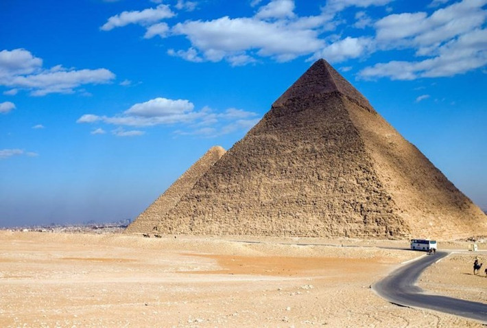 Theo các chuyên gia, đại kim tự tháp Giza là công trình lớn nhất trong số 3 kim tự tháp trên cao nguyên Giza. Ban đầu, công trình kỳ vĩ này cao 146m. Trải qua nhiều thế kỷ, chiều cao đại kim tự tháp Giza chỉ còn 138m. Công trình này ẩn chứa nhiều bí mật khiến giới chuyên gia đi tìm lời giải suốt nhiều năm qua.