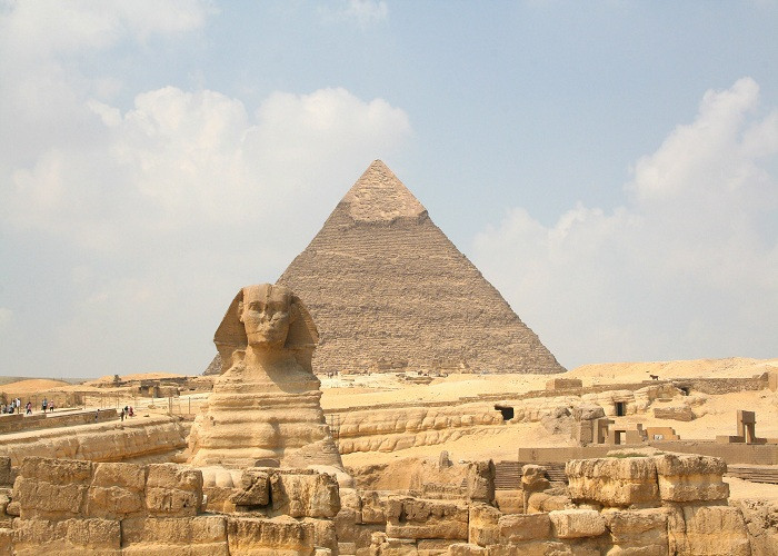 Đại kim tự tháp Giza hay còn gọi là Kim tự tháp Cheops là một trong những kiến trúc nổi tiếng nhất của Ai Cập. Công trình này được xây dựng để tôn vinh pharaoh Khufu. Ông hoàng này cai trị Vương triều thứ tư của Ai Cập kéo dài từ năm 2551 trước Công nguyên - 2528 trước Công nguyên.
