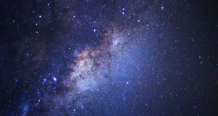 Giáo sư Adam Riess thuộc Viện Khoa học quản lý kính viễn vọng không gian của NASA (STScI) và Đại học Johns Hopkins (Baltimore, bang Maryland) dẫn đầu nhóm nghiên cứu công bố phát hiện quan trọng về vũ trụ trên trong một thông cáo báo chí.