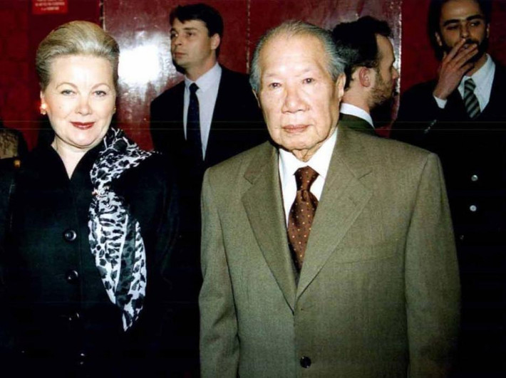 Vào năm 1969, Bảo Đại gặp cô gái Pháp xinh đẹp tên Monique Marie Eugene Baudot. Khi ấy, Baudot 23 tuổi trong khi Bảo Đại 56 tuổi. Bà vừa là người bạn, thư ký riêng, quản gia và là người phục vụ tận tụy cho cựu hoàng. Hai người kết hôn vào tháng 2/1972 và chung sống với nhau cho đến khi cựu hoàng Bảo Đại qua đời năm 1997. Bà Baudot là người vợ cuối cùng của ông.