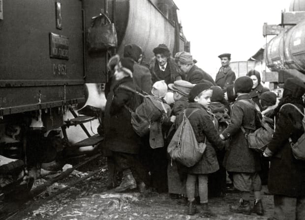 Cuối năm 1942, bà Sendler tham gia phong trào kháng chiến Zegota chống phát xít của những người Ba Lan giúp người Do Thái. Theo đó, bà được phân công làm trưởng “nhóm trẻ em” gồm 20 thành viên. Một trong những nhiệm vụ hàng đầu của Zegota là giải thoát những đứa trẻ Do Thái trước khi bị phát xít Đức giết hại.