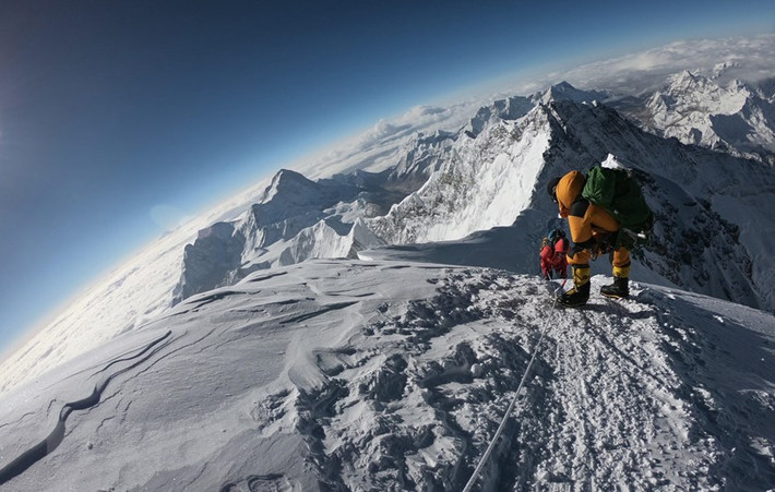 Nhiều người cứ ngỡ Everest là đỉnh núi cao nhất thế giới. Thế nhưng, trên thực tế, Everest chỉ là đỉnh núi cao nhất thế giới nếu đo từ mực nước biển trở lên. Nếu tính cả chân núi ngầm dưới đại dương thì núi Mauna Kea ở Hawaii mới là là ngọn núi cao nhất với tổng độ cao lên tới hơn 14,4 km.