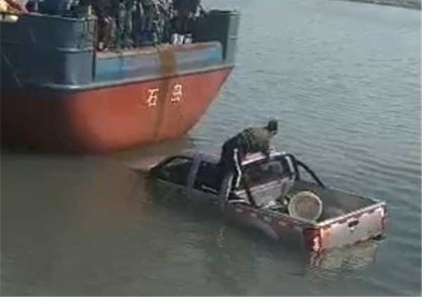 Loay hoay một lúc, người phụ nữ mạo hiểm tính mạng vì tiền cũng bò được ra ngoài. Lần này, chiếc xe gần như đã chìm hẳn xuống mặt nước. Người phụ nữ cầm được một chiếc túi lớn.