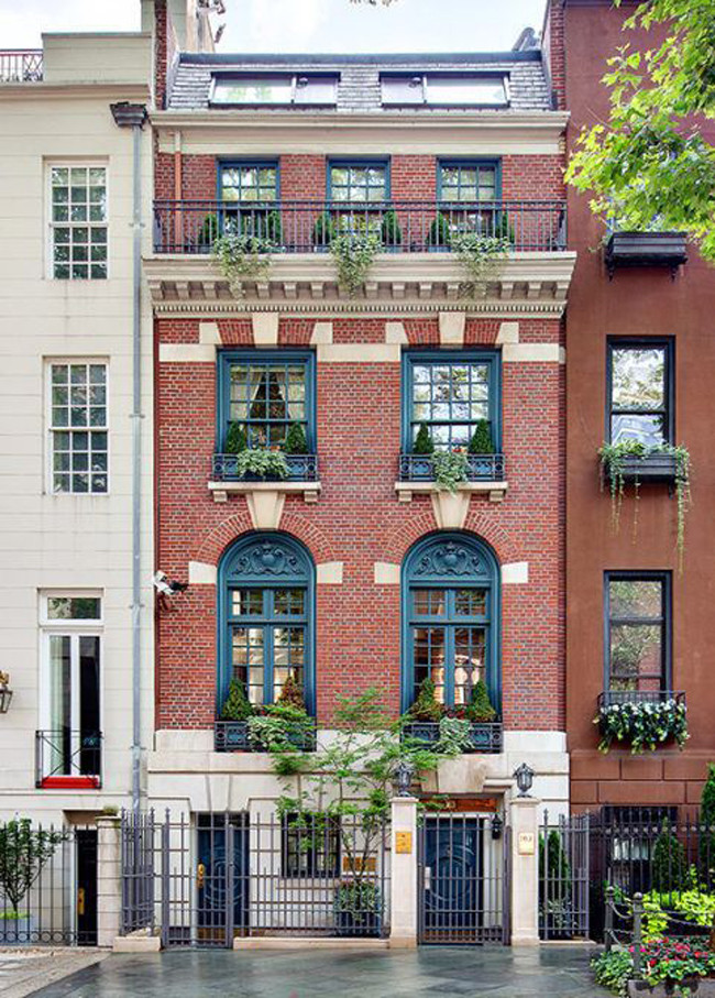 Đó là trường hợp của ngôi nhà tại số 163E phía đông đường số 64 ở Manhattan, New York, Mỹ. Nó đã đã qua tay 12 nhóm người môi giới và đều không gặp may mắn. Đây là ngôi nhà mặt phố theo phong cách tân thời Georgia được các đại lý chào bán như một “kiệt tác kiến trúc”.