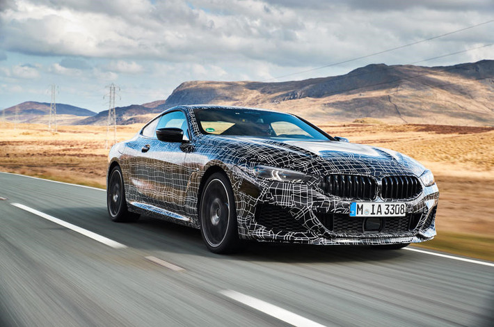 Mẫu xe thể thao 2 cửa mới chia sẻ mặt đồng hồ với các anh em trong gia đình BMW. Cách bố trí hệ thống kỹ thuật số là lời đáp trả của BMW cho hệ thống buồng lái ảo của đối thủ Audi. Hiện tại chỉ có i3 và i8 trang bị công nghệ này, rất có thể BMW 8-Series sẽ là mẫu xe kế tiếp thừa hưởng thiết kế cabin mới.