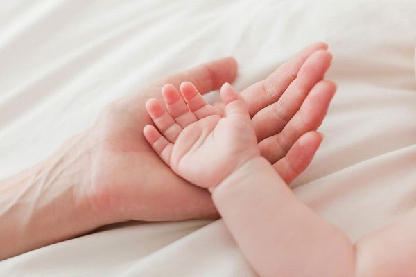 Khi bàn tay bé nhỏ của con chạm vào bàn tay mẹ, tất cả mỏi mệt, nhọc nhằn dường như tan biến.