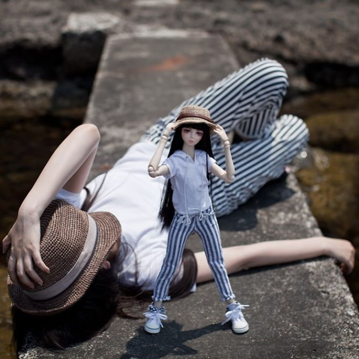 Hiện nay, Instagram của cô gái chụp ảnh cùng búp bê thu hút hơn 27.000 lượt theo dõi.