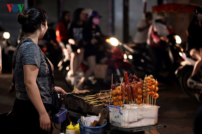Những gánh hàng rong từ đêm...