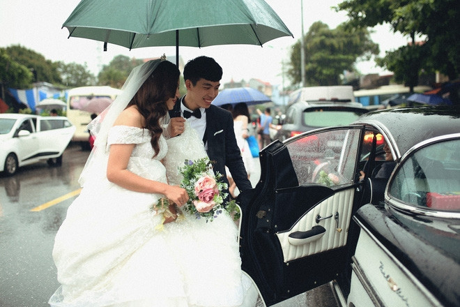 Công việc kiến trúc sư và hướng đi thiết theo phong cách cổ điển, retro nên chẳng có lý gì mà trong ngày trọng đại của mình chú rể không chọn một sự hoài cổ để gây ấn tượng.