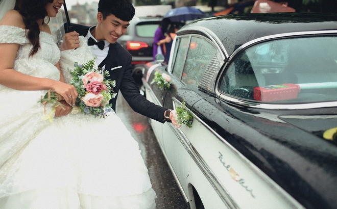 Đoàn rước dâu đặc biệt của cặp dâu rể này đã khiến người xem vô cùng thích thú. Được biết, ô tô trong đám rước là sản phẩm đời đầu của hãng Chevrolet Impala. Impala là chiếc xe bán chạy nhất nước Mỹ trong những năm 1965- đại diện cho một bước ngoặt vô cùng to lớn trong nền công nghiệp ô tô thời bấy giờ và đã gặt hái được rất nhiều giải thưởng.