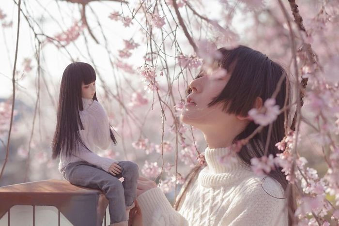 Ngay sau khi xuất hiện trên mạng xã hội, bộ ảnh tạo dáng với búp bê trở thành tâm điểm chú ý, nhận được nhiều lượt yêu thích.