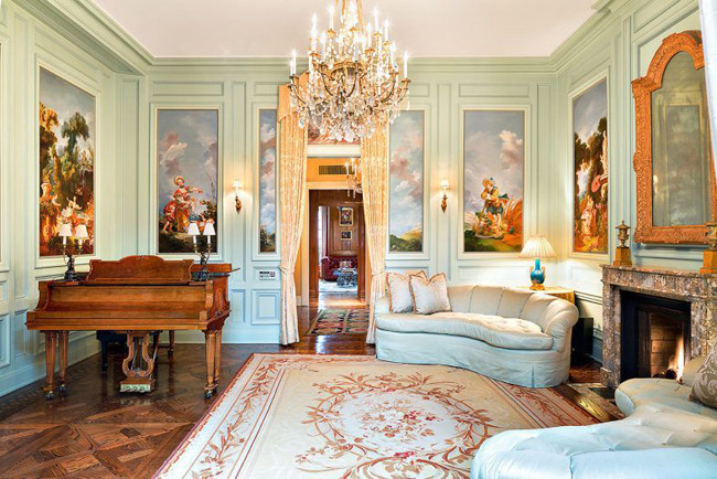 Phòng khách có 10 tấm vải được sơn theo lối Pháp Rococo với một lò sưởi được chạm khắc thủ công.