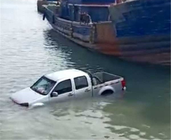 Hành động gây sốc của người phụ nữ khi xe chìm diễn ra tại bến cảnh thành phố Vinh Thành, thị Uy Hải, tỉnh Sơn Đông, Trung Quốc, chiếc ô tô bán tải mất lái, đâm thẳng xuống biển.