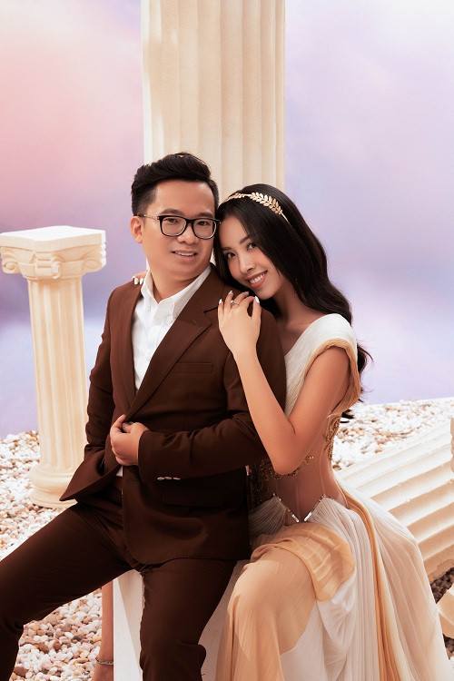 Ấn tượng nhất là concept ảnh cưới mang hơi hướng Hy Lạp cổ. Trong trang phục của NTK Đỗ Long, Á hậu Thúy An xinh đẹp tựa nữ thần sánh vai cùng chồng sắp cưới.