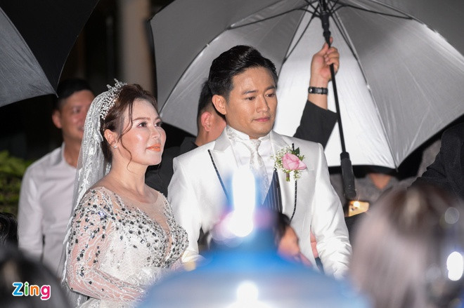 Tiếp lời chồng, doanh nhân Ngọc Tiền chia sẻ: “Em muốn nói với anh rằng, trong cuộc sống hiện đại, người phụ nữ có sự nghiệp ổn định chưa phải đã thành công. Thành công là khi có gia đình hạnh phúc và được chồng con yêu thương. Em đã trải qua chặng đường rất chông chênh và khó khăn, nhưng may mắn gặp được anh. Anh cho em tình yêu, gia đình có cha mẹ, chồng và các con. Cảm ơn anh đã đến bên và yêu thương em”.