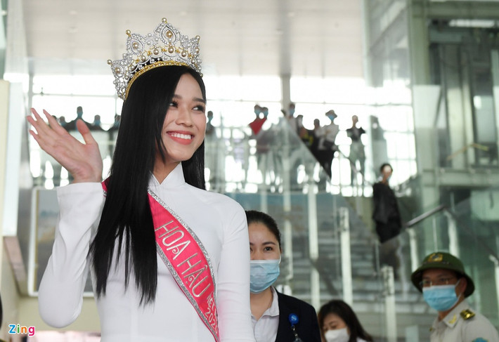Theo ghi nhận của phóng viên, sau khi xuống máy bay, Đỗ Thị Hà tự lấy hành lý rồi thay trang phục rồi mới bước ra. Cô hạnh phúc khi chứng kiến mọi người đến đón mình.