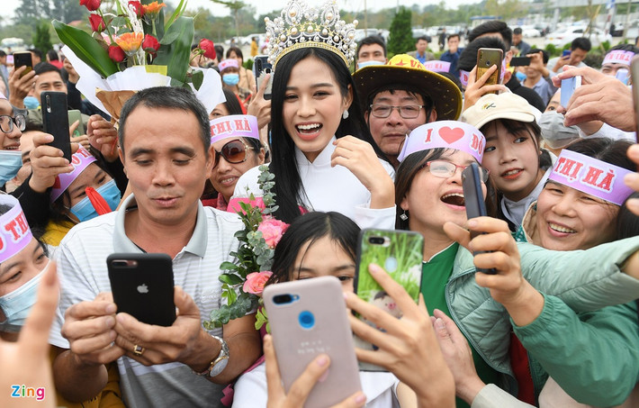 Khoảng hơn 200 người Thanh Hóa đến đón Đỗ Thị Hà. Ông Tào, bố hoa hậu, phải dẫn cô thoát khỏi vòng vây để lên xe về nhà.