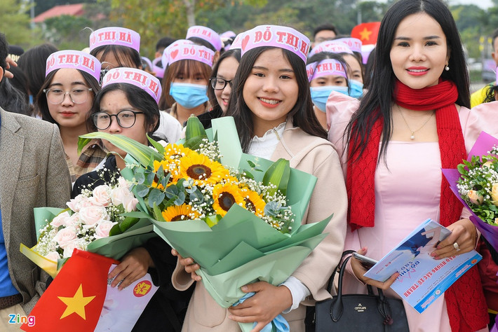 Trưa 1/12, Hoa hậu Đỗ Thị Hà trở về Thanh Hóa sau khoảng 10 ngày đăng quang Hoa hậu Việt Nam 2020. Gia đình, người thân, bạn bè, thầy cô giáo có mặt từ sớm ở sân bay Thọ Xuân để chào đón cô. Đỗ Thị Hà là người đẹp Thanh Hóa đầu tiên giành được vương miện hoa hậu. Trong đêm chung kết trước đó, cô cũng được người thân đáp chuyến bay đến TP.HCM cổ vũ nhiệt tình.