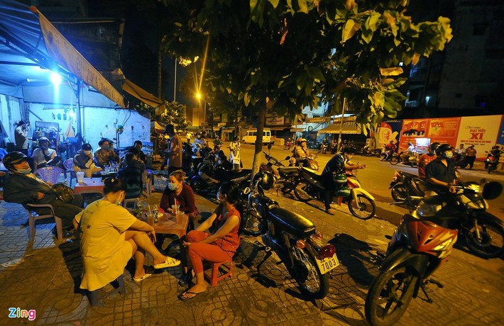 Thi thể nghệ sĩ Chí Tài được đưa về Trung tâm Pháp y TP.HCM từ chiều 9/12. Hàng trăm người dân cùng đội quân streamer đã có mặt tại địa điểm, gây nên hỗn loạn ở đoạn đường Trần Phú (quận 5, TP.HCM). Đám đông tụ tập tới khoảng 23h và không có dấu hiệu giải tán.
