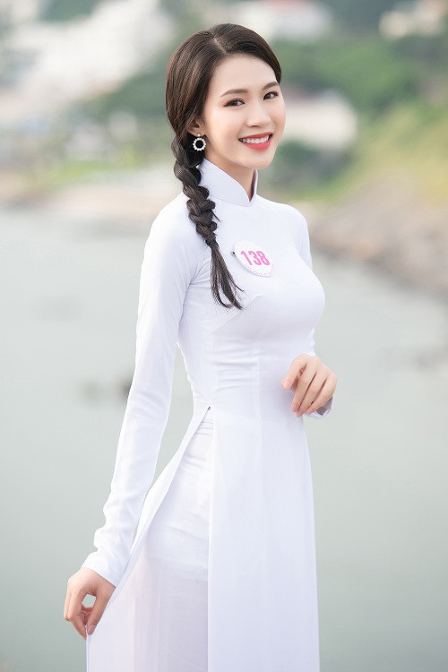 Diện trang phục truyền thống, Minh Anh đẹp nền nã, ngọt ngào.