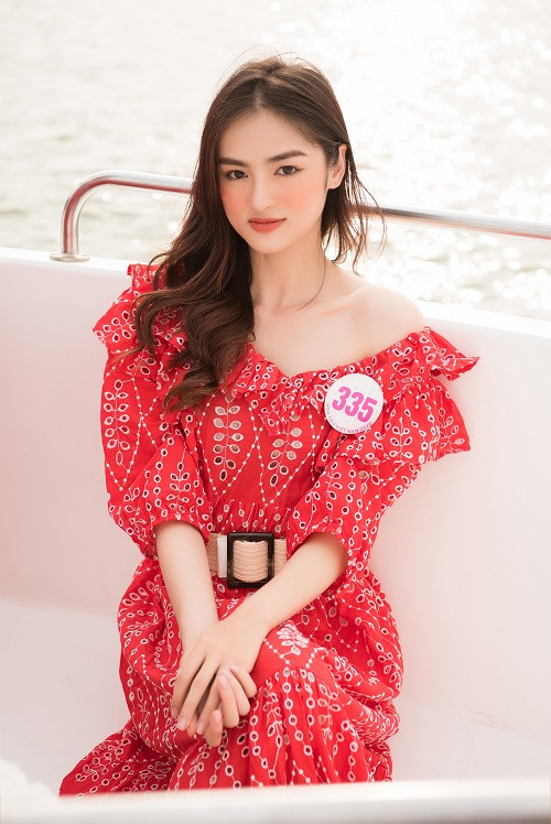 Thí sinh Hà My nổi bật khi diện váy đỏ.