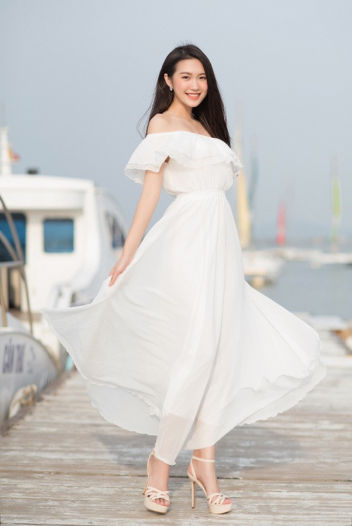 Hải My lại ghi điểm với chiếc váy trắng nhẹ nhàng, tinh khôi.